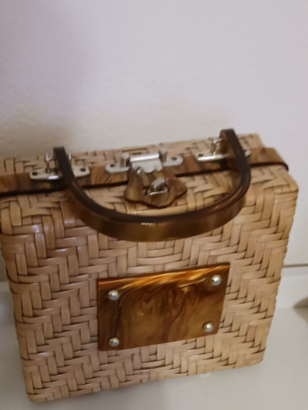 Lesco Lona Made In Hong Kong Vintage Woven Basket Style Purse w/ Lucite Accents - Picture 2 of 16